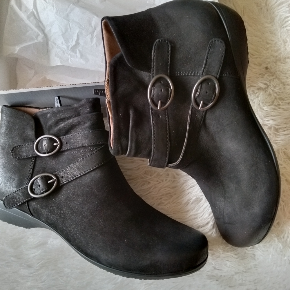 NIB black suede dual strap buckles boots, sz 42
